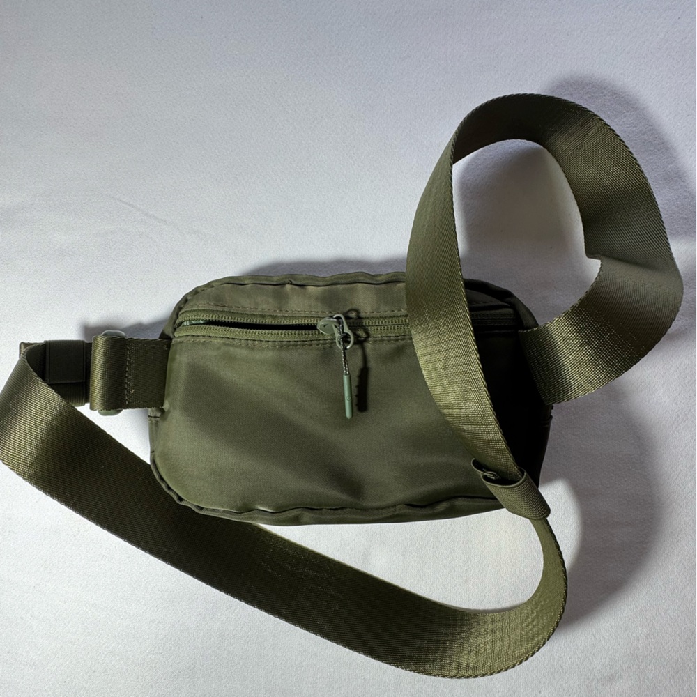 Lululemon Athletica Unisex Belt Bag in Olive
Green Wide Adjustable Strap 9 X 6 - Picture 3 of 4